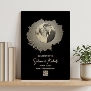 Op de afbeelding: Een rechthoekige zwarte wandprint met een cirkelvormige zwart-witfoto van een koppel in het midden, omringd door een gouden radiale geluidsgolfgrafiek. De tekst bevat OUR FIRST DANCE, Johana & Michael, MARCH 3, 2007, NSYNC "This I Promise You" en een kleine QR-code.