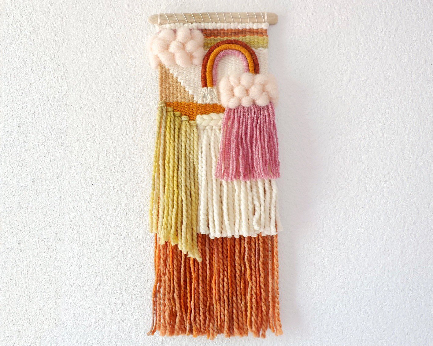 Mur Tissé d'arc-En-Ciel S'accrochant Au Nuage de Pluie Pour La Décoration Pépinière. Handwoven Moder