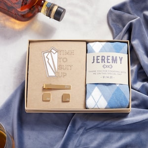 Chaussettes pour garçons d'honneur, boutons de manchette et pince à cravate gravés personnalisés, coffret cadeau personnalisé « L'habillement personnalisé » pour garçons d'honneur, coffret cadeau proposition de garçons d'honneur