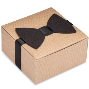 Small Kraft Gift box wrapped with ribbon and paper bowtie. Upgrade your Socks with Custom labels and add one of our gift boxes. Perfect for gifting to Groomsmen.