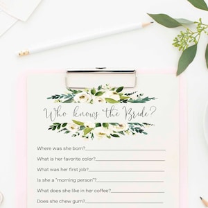 Puede incluir: Un juego de despedida de soltera imprimible con el t&iacute;tulo "&iquest;Qui&eacute;n conoce a la novia?" y una lista de preguntas sobre la futura novia. El juego presenta un dise&ntilde;o floral con flores blancas y hojas verdes.