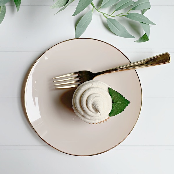 Linen with Gold Dessert Plates - Plastic