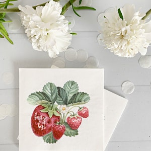Może przedstawiać: Biały papierowy serwetka z ilustracją czerwonych truskawek i tekstem "berry best".