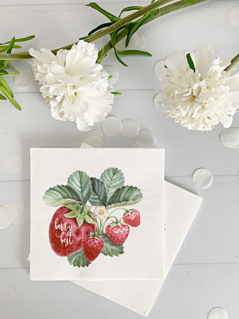 Może przedstawiać: Biały papierowy serwetka z ilustracją czerwonych truskawek i tekstem "berry best".