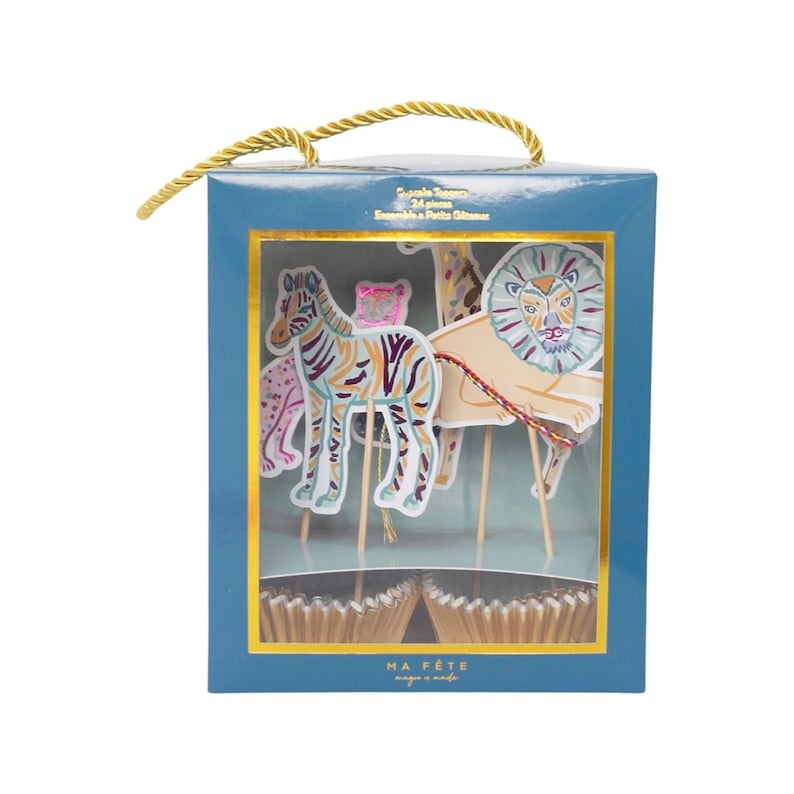 K&ouml;nnte beinhalten: Eine blaue Box mit goldenem Griff enth&auml;lt Cupcake-Topper mit Tiermotiven. Die Topper umfassen ein Zebra, einen L&ouml;wen, eine Giraffe und andere Tiere. Die Box enth&auml;lt auch Cupcake-Formen. Der Text "MA F&Ecirc;TE" ist auf der Box aufgedruckt.