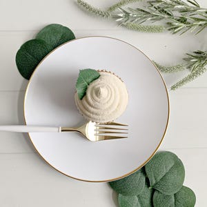 White with Gold Dessert Plates - Plastic