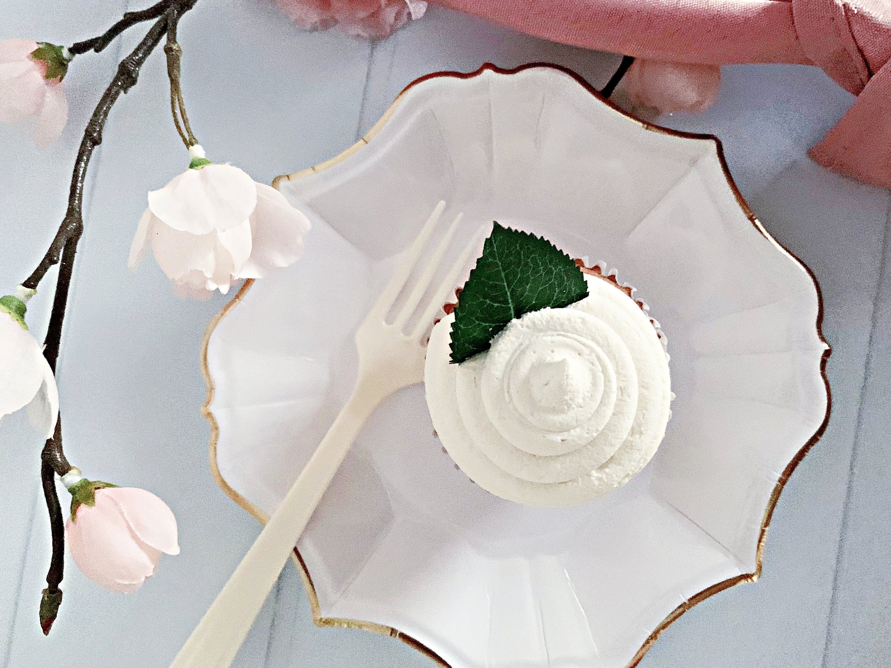 Elegant paper on sale plates and napkins