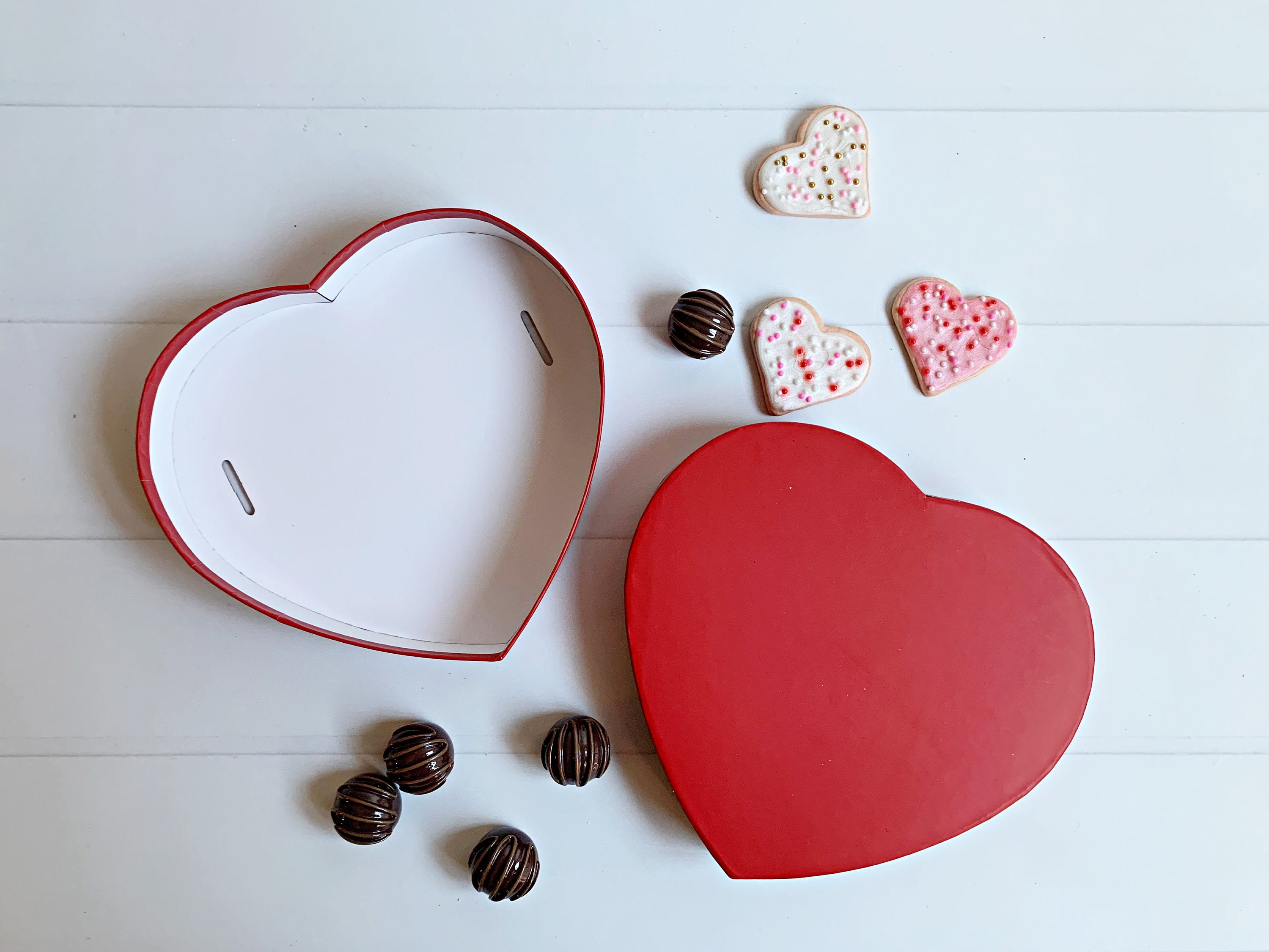 30pcs Heart Shaped Metal Tins Box with Lids Candy Boxes Heart Empty Tin Candies Jar for Valentines Day Birthday, Size: 7, Red