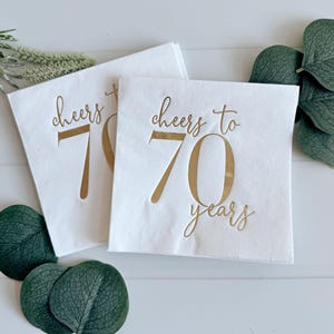 Servilletas "Saludos por 70 años" - Lámina dorada - Artículos para fiesta de 70 cumpleaños / Juego de 16 servilletas elegantes premium para bebidas