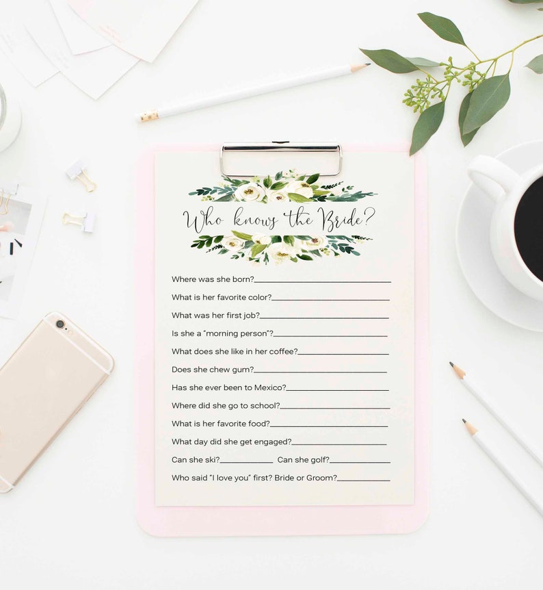 Puede incluir: Un juego de despedida de soltera imprimible con el t&iacute;tulo "&iquest;Qui&eacute;n conoce a la novia?" y una lista de preguntas sobre la futura novia. El juego presenta un dise&ntilde;o floral con flores blancas y hojas verdes.