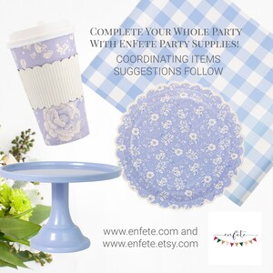 Op de afbeelding: Een lichtblauwe taartstandaard, papieren beker en bord met bloempatronen. De beker heeft een witte hoes en het bord heeft een geschulpte rand. De tekst luidt: "COMPLETE YOUR WHOLE PARTY WITH ENFETE PARTY SUPPLIES!" en website-adressen.