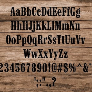Könnte beinhalten: Ein Schwarzweiß-Schriftarten-Diagramm mit Alphabet, Zahlen und Satzzeichen. Die Schriftart ist eine fette Serifenschrift.