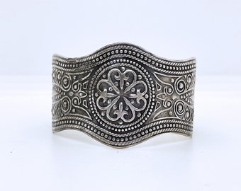 Antique Austro-Hungarian cuff bracelet in repousse silver - adjustable large size - men&#39;s or unisex