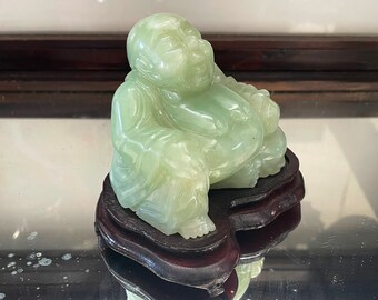 天然翡翠彫刻の大型布袋様（笑う仏像）、木製台座付き - 正味重量537.6 