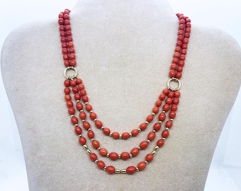 Colar de várias voltas em coral vermelho natural do Mediterrâneo, proveniente da Sardenha, e ouro 18 quilates - coral natural Corallium rubrum.