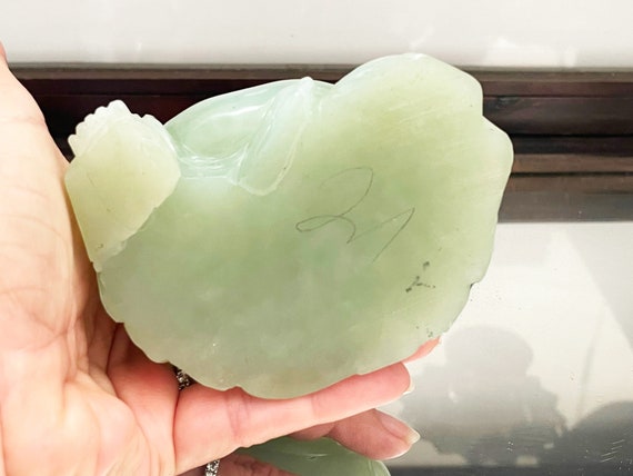 翡翠 手彫りの布袋さま 木製台座付き 翡翠 手彫りの布袋さま 木製台座付き 【公式通販】