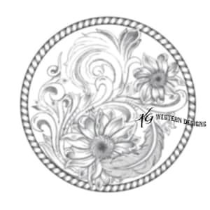 Op de afbeelding: Een zwart-witte lijntekening van een bloemmotief met een touwrand. Het ontwerp bevat twee zonnebloemen en ingewikkelde swirls. De tekst "1G WESTERN DESIGNS" is opgenomen in de afbeelding.