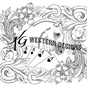 Puede incluir: Ilustración en blanco y negro que presenta una cabeza de caballo, naipes y adornos florales. El texto "Western Designs" se muestra encima de la cabeza del caballo. Los naipes muestran tres ases.
