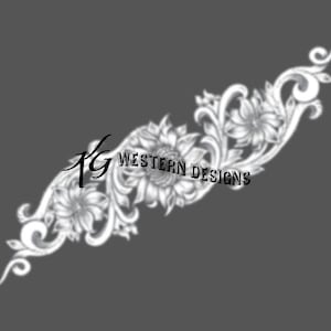 Op de afbeelding: Een wit bloemendesign met een gestileerd zonnebloemmotief. Het ontwerp is ingewikkeld en heeft kronkelende ranken en bladeren. De tekst "WESTERN DESIGNS" is opgenomen in het ontwerp.