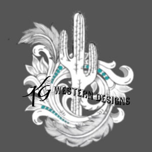 Op de afbeelding: Een zwart-witte illustratie van een cactus met turquoise accenten. De cactus is omgeven door een decoratief bloemmotief. De tekst "KG WESTERN DESIGNS" is in zwarte letters geschreven.