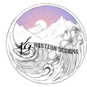 Peut inclure: Un design circulaire représentant une chaîne de montagnes stylisée avec un lever de soleil en arrière-plan. Le design est entouré d'un motif floral et du texte "KG WESTERN DESIGNS".