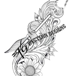 Op de afbeelding: Zwart-wit illustratie van een pijl met een gedetailleerde pijlspunt, veren en bloemversieringen. Het ontwerp bevat de tekst "WESTERN DESIGNS" en de initialen "KG". Het kunstwerk is een gedetailleerde, gestileerde tekening.
