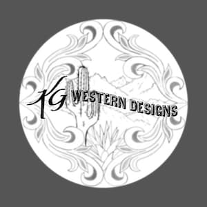 Op de afbeelding: Zwart-witte illustratie van een cactus, bergen en een bloemmotief. De tekst "KG WESTERN DESIGNS" staat in het midden van de afbeelding.