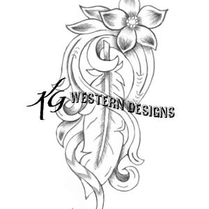 Puede incluir: Un dibujo en blanco y negro de una pluma con una flor y adornos de desplazamiento ornamentados. El texto "Western Designs" está incluido en la imagen.