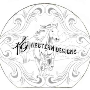 Op de afbeelding: Zwart-witte lijntekening van een paard dat door een berglandschap rent. Het paard is omringd door een decoratieve bloemrand. De tekst "KG WESTERN DESIGNS" staat in cursief onderaan de afbeelding.