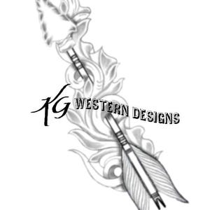 Op de afbeelding: Een zwart-witte lijntekening van een pijl met veren, met de tekst "KG WESTERN DESIGNS" eronder.
