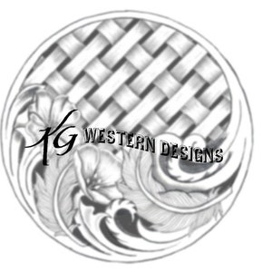 Könnte beinhalten: Schwarzweiß-Illustration eines kreisförmigen Designs mit einem gewebten Muster und floralen Akzenten. Der Text "KG WESTERN DESIGNS" ist in das Design integriert.