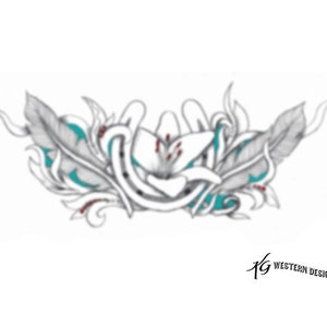 Pode incluir: Um desenho em preto e branco de uma ferradura, uma flor e duas penas. A ferradura é cercada pela flor e pelas penas. A flor tem acentos vermelhos. O desenho está sobre um fundo branco.