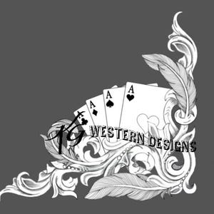 Può includere: Illustrazione in bianco e nero di tre carte da gioco, assi di picche, con un tocco decorativo e il testo "WESTERN DESIGNS".