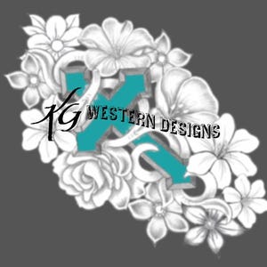 Pode incluir: Uma cruz turquesa cercada por flores brancas. O texto "KG WESTERN DESIGNS" é visível na imagem.