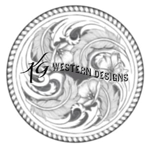 Op de afbeelding: Zwart-witte illustratie van een gestileerd bloemmotief met de tekst "KG Western Designs" in het midden.