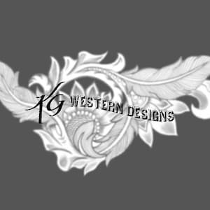 Pode incluir: Um design em preto e branco com uma pena estilizada com um padrão floral. O texto "KG WESTERN DESIGNS" está incluído no design.