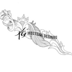 Puede incluir: Ilustración en blanco y negro de un diseño floral y de plumas. El diseño incluye una flor, hojas y una pluma, con el texto "KG Western Designs". La obra de arte es un boceto detallado.