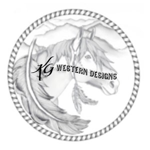 Puede incluir: Ilustración en blanco y negro de línea de arte de una cabeza de caballo con una pluma en su crin. La cabeza del caballo está rodeada por un diseño de cuerda. El texto "KG Western Designs" está debajo de la cabeza del caballo.