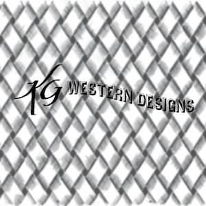 Peut inclure: Image en niveaux de gris avec un motif de losanges entrelacés. Le texte "KG WESTERN DESIGNS" est superposé au motif dans une police stylisée. L'ensemble présente un aspect texturé et tridimensionnel.