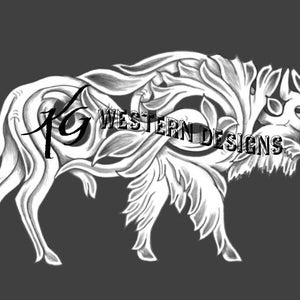 Peut inclure: Illustration en noir et blanc d'un bison orné d'un motif floral. Le bison est orienté vers la droite, avec le texte "KG WESTERN DESIGNS" superposé. L'œuvre est posée sur un fond gris foncé.