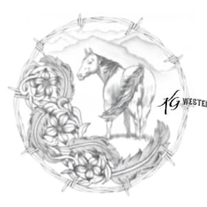Könnte beinhalten: Eine Schwarzweiß-Zeichnung eines Pferdes, das auf einem Feld mit einem Stacheldrahtzaun und Blumen steht. Die Zeichnung befindet sich in einem Kreis mit dem Text "KG Western Designs" in der unteren rechten Ecke.