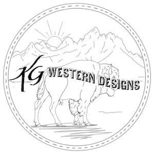 以下が含まれることがあります： バイソン、山、朝日をあしらった白黒の円形ロゴ。 「KG Western Designs」の文字が、円の中に様式化されたフォントで表示されています。