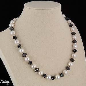Collana in bianco e nero con perle bianche e spinello nero, unica nel suo genere, collana Statement, perle bianche d'acqua dolce, gioielli cimelio