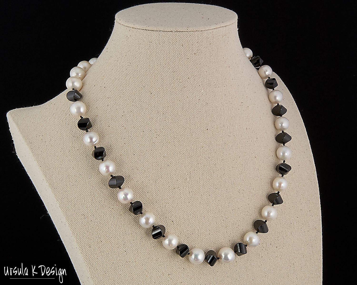 Necklace in Black and White pearls