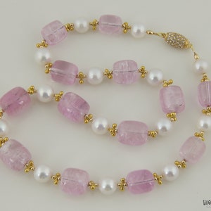 Collana di altissima qualità, Kunzite traslucida & Perle d'acqua dolce con accenti Vermeil Hill Tribe. Collana cimelio, regalo speciale