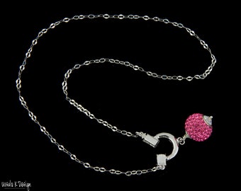 Fin kedja i sterlingsilver med fint Swarovski-hänge. Gnistrande mörkrosa Swarovski-kristaller. Perfekt present för alla tillfällen.