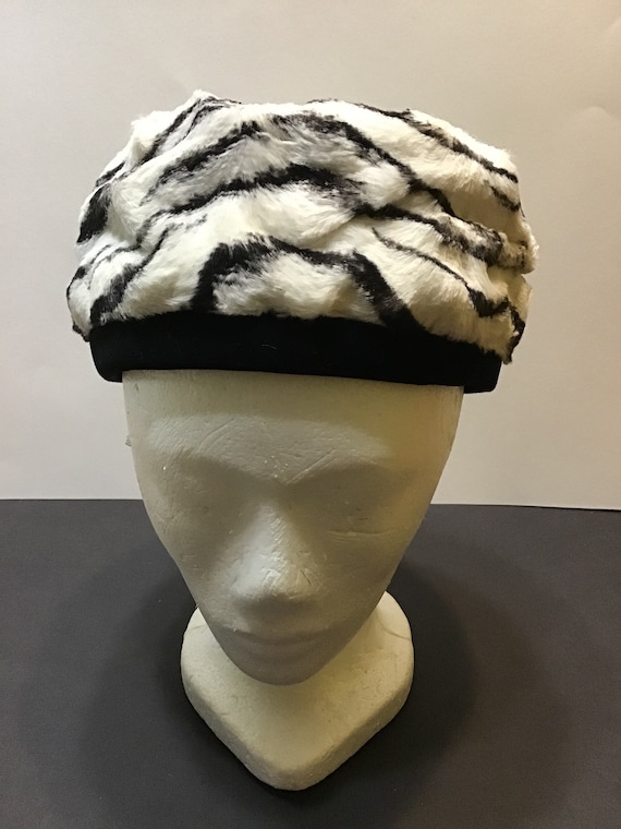 Vintage Velvet and Faux Fur Brim Vintage Ladies Faux Fur Winter Brim Hat - Purple - X Large  main image 2