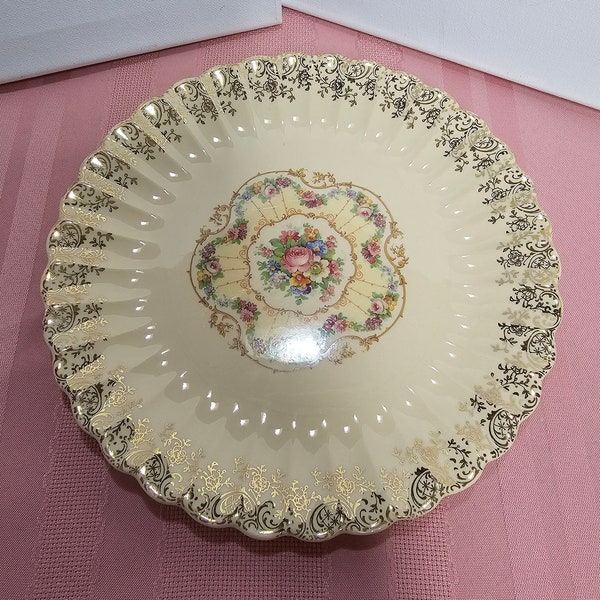 Dinner plate (price is for ONE plate only) in Toledo Delight pattern, Trojan shape, by Sebring of Ohio, 1930s/1940s, 22K gold-trimmed.