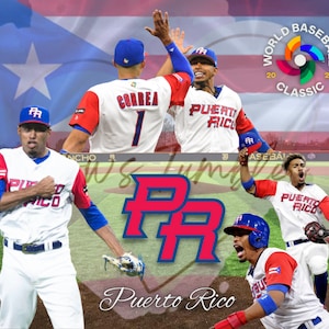 Könnte beinhalten: Eine Gruppe von Baseballspielern in weißen und roten Trikots mit der Aufschrift "Puerto Rico". Die Spieler feiern einen Sieg, wobei ein Spieler die Arme in die Luft streckt. Der Hintergrund ist ein verschwommenes Bild eines Baseballfeldes und einer puerto-ricanischen Flagge.