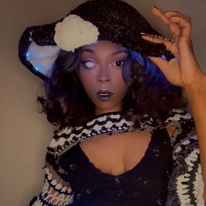 Pode incluir: Conjunto de três canecas de cerâmica com acabamento fosco e salpicado. As canecas são em tons de creme, cinza claro e cinza escuro. Cada caneca tem um design simples e minimalista, perfeito para café ou chá.